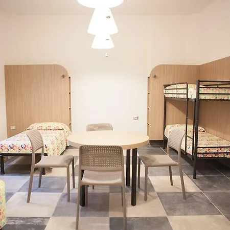 Alfieri 2 אכסניה *